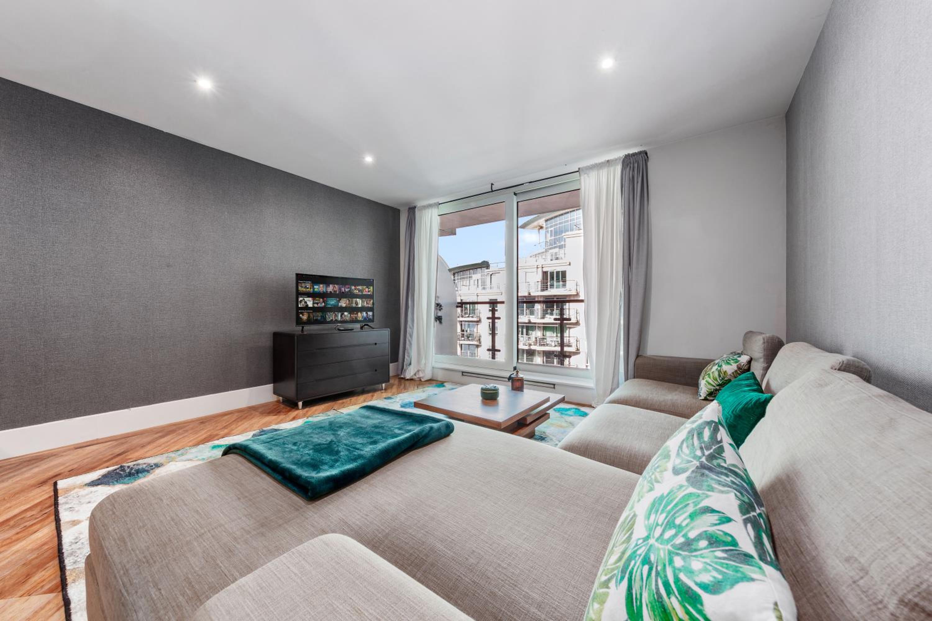 Vauxhall large 2bedroom Central London with amazing River View Panoramic Balcony