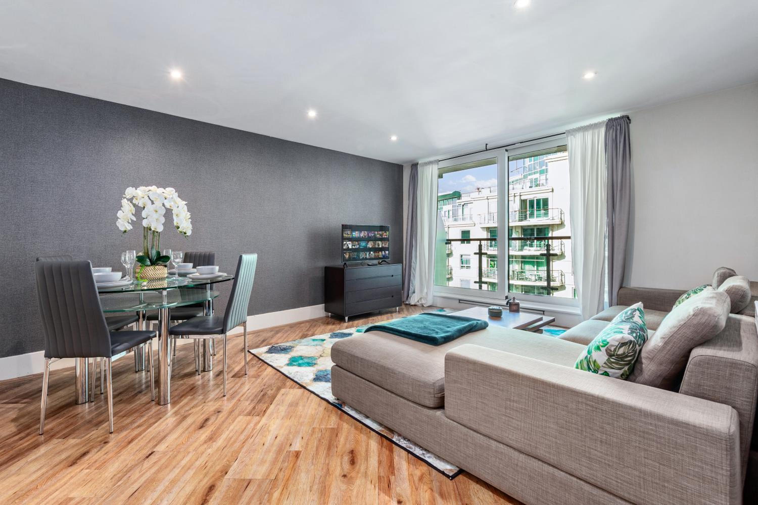 Vauxhall large 2bedroom Central London with amazing River View Panoramic Balcony
