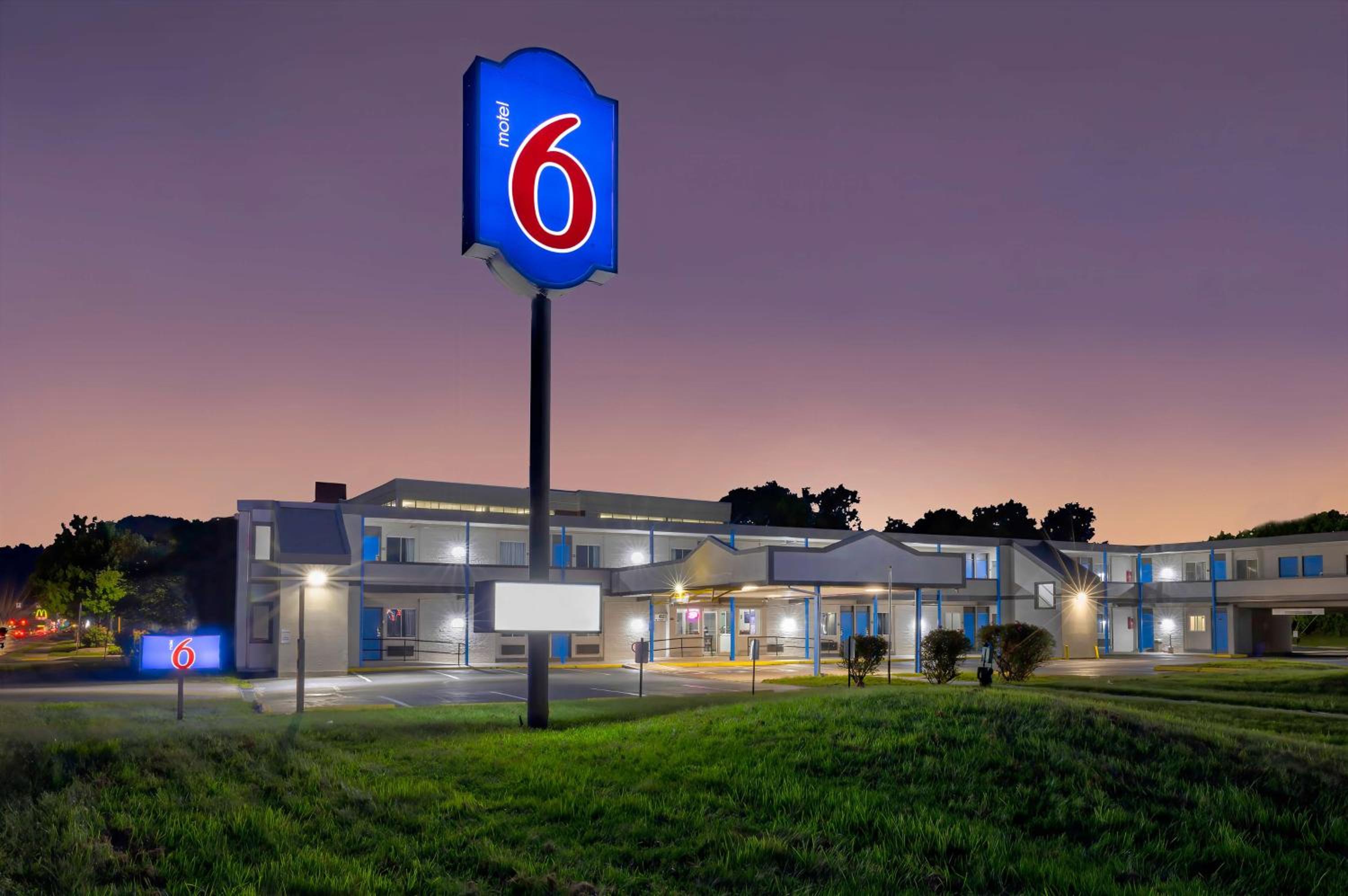 Hotel Motel 6 Harrisburg PA Near PA Expo Center - Image 1