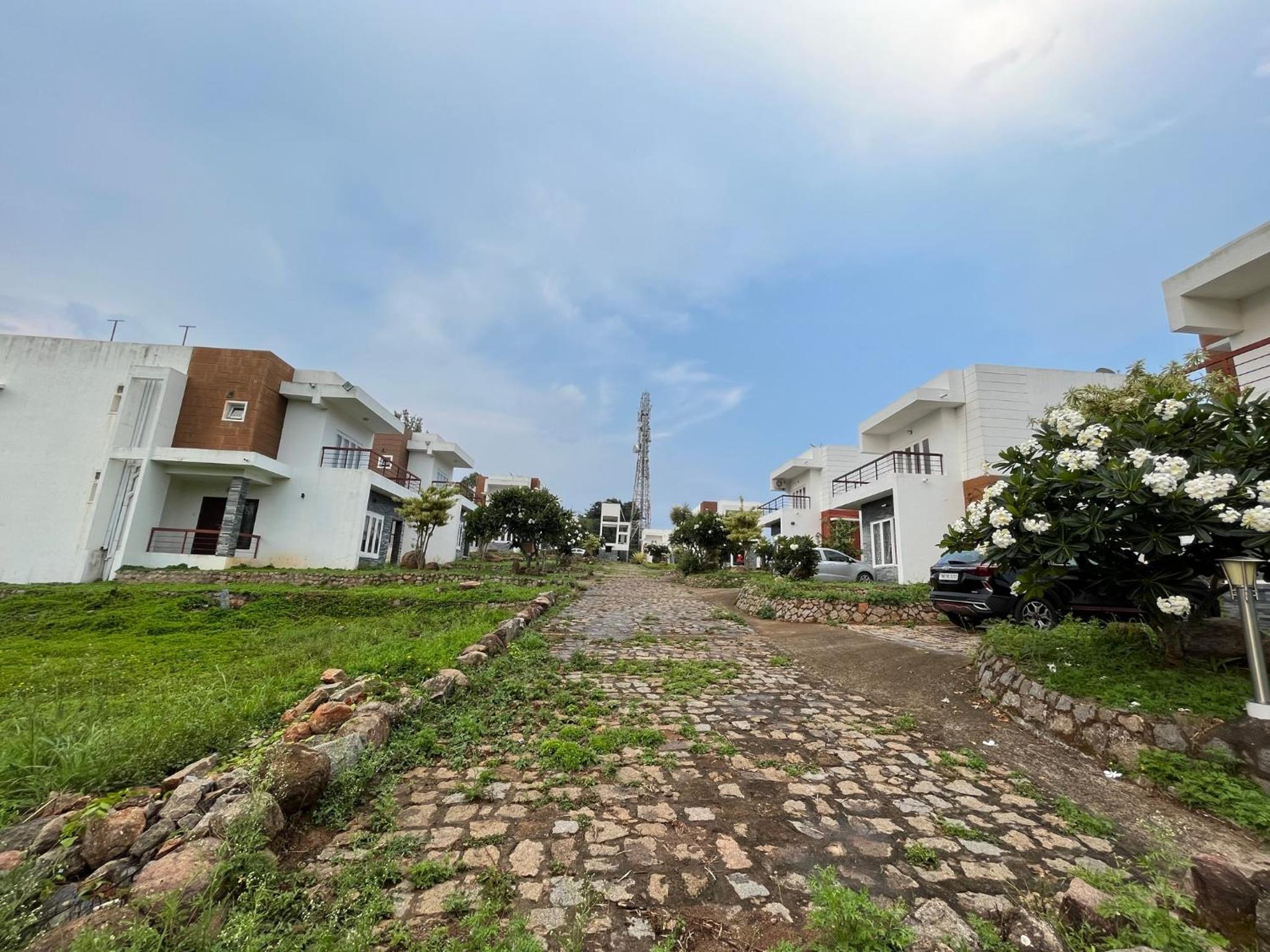 Easy Stays Yelagiri - Air Conditioned - Free Wifi - Swimming Pool - No Alcohol Zone view 4