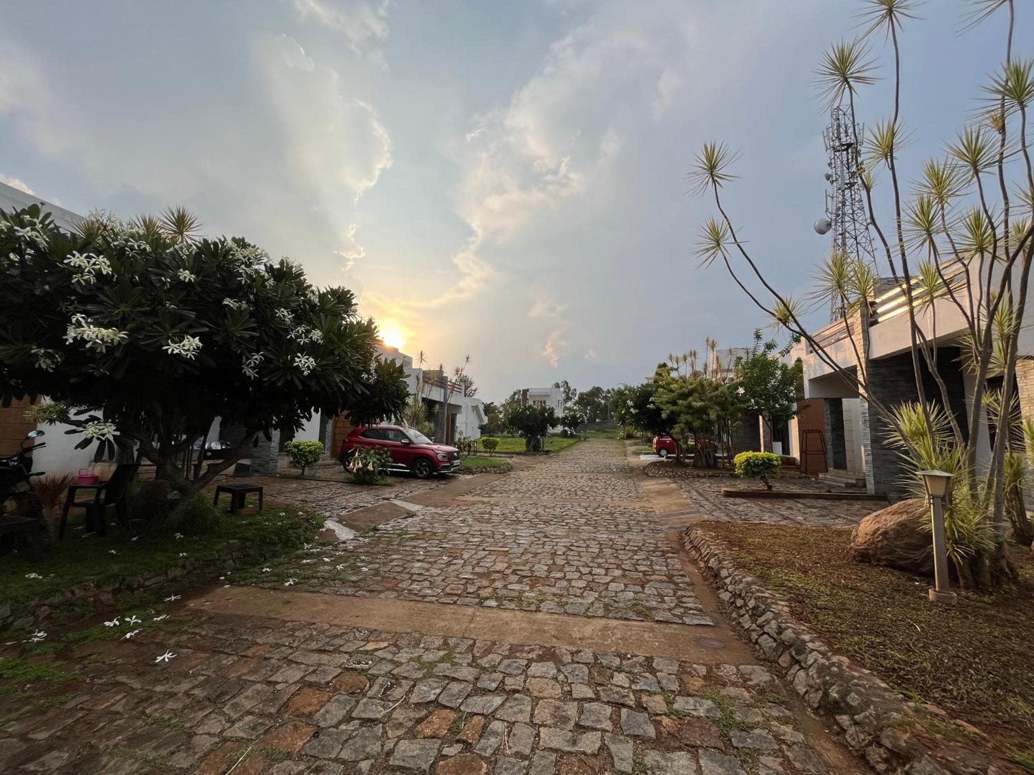 Easy Stays Yelagiri - Air Conditioned - Free Wifi - Swimming Pool - No Alcohol Zone view 3