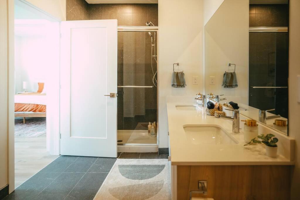 Luxury 1BR Penthouse Apt In Central Halifax