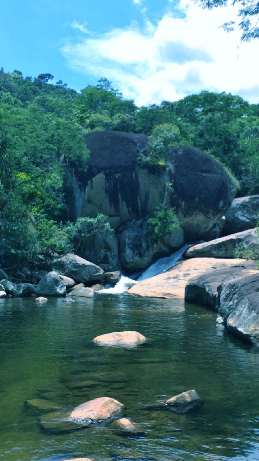 Casa com cachoeira e rio particular