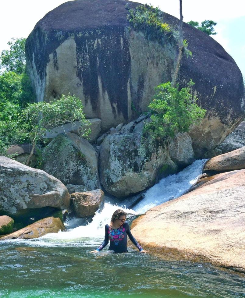 Casa com cachoeira e rio particular