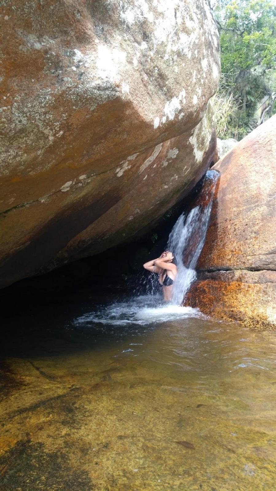 Casa com cachoeira e rio particular