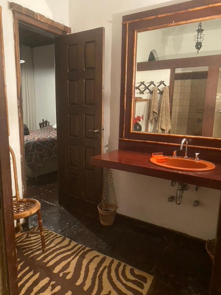 Casa com cachoeira e rio particular