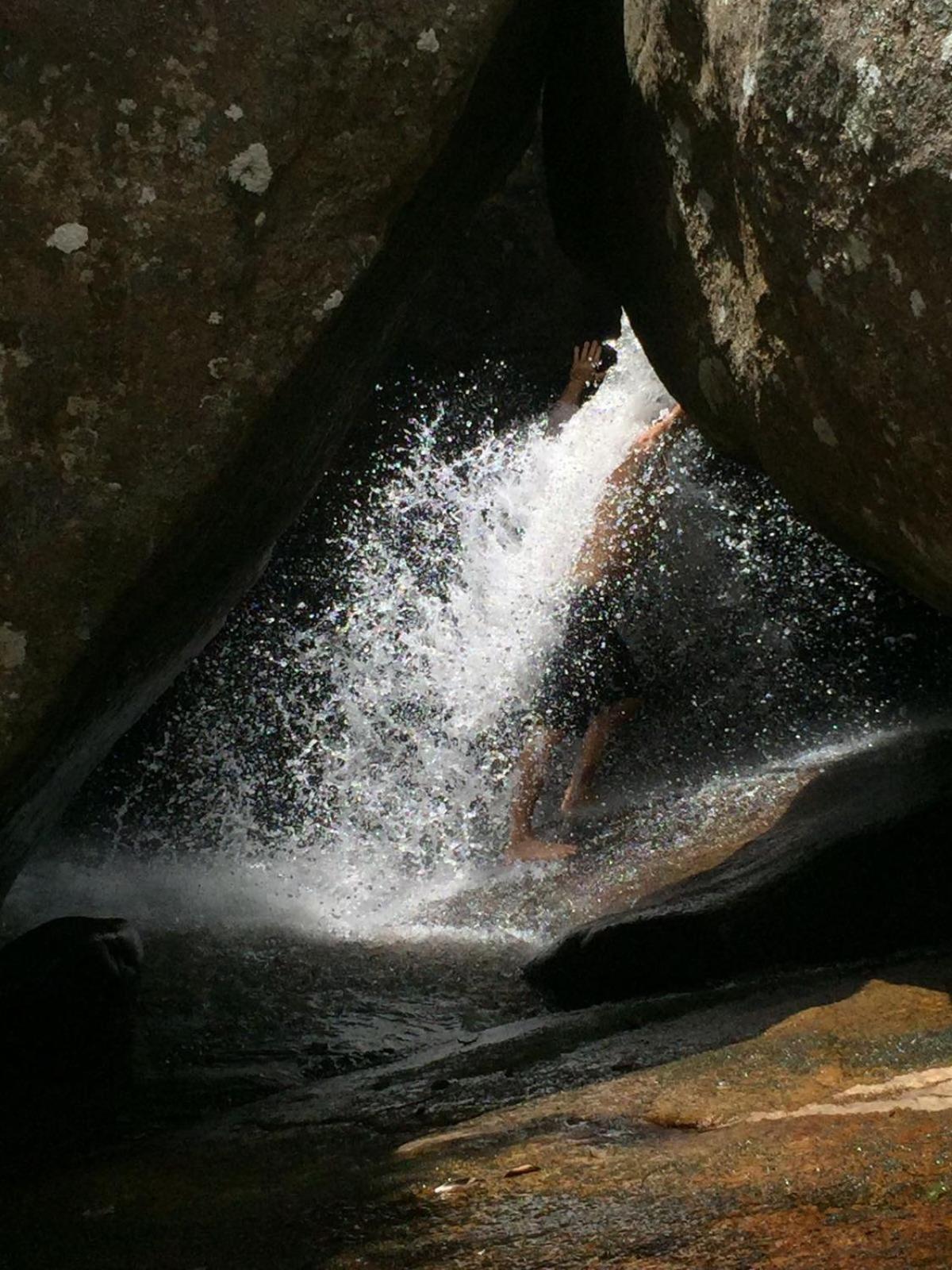 Casa com cachoeira e rio particular