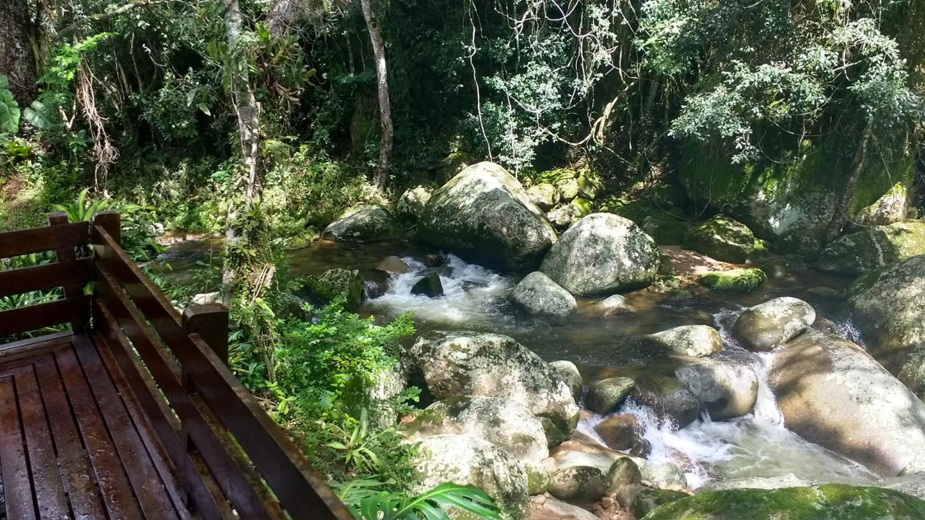 Casa com cachoeira e rio particular