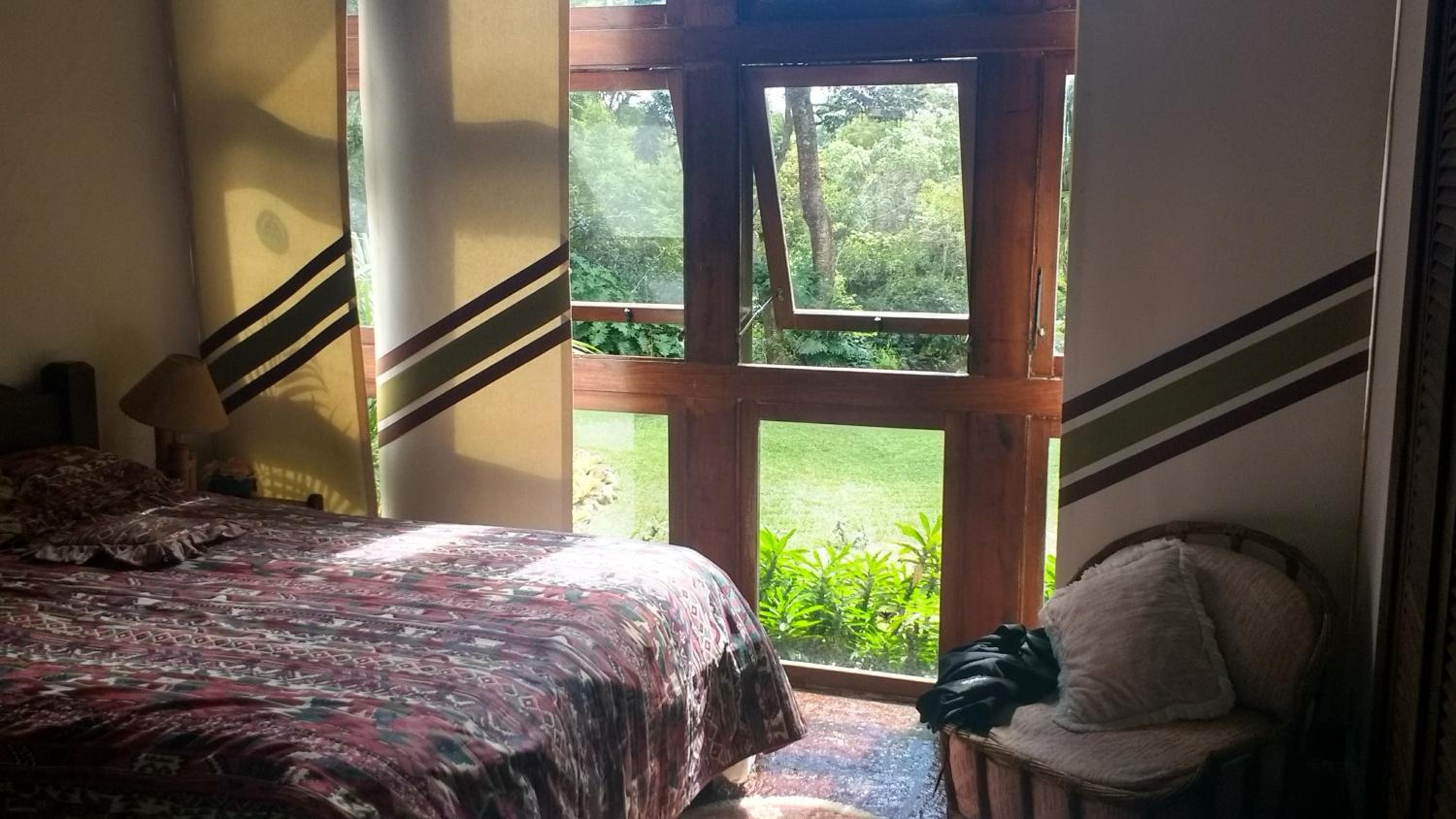 Casa com cachoeira e rio particular
