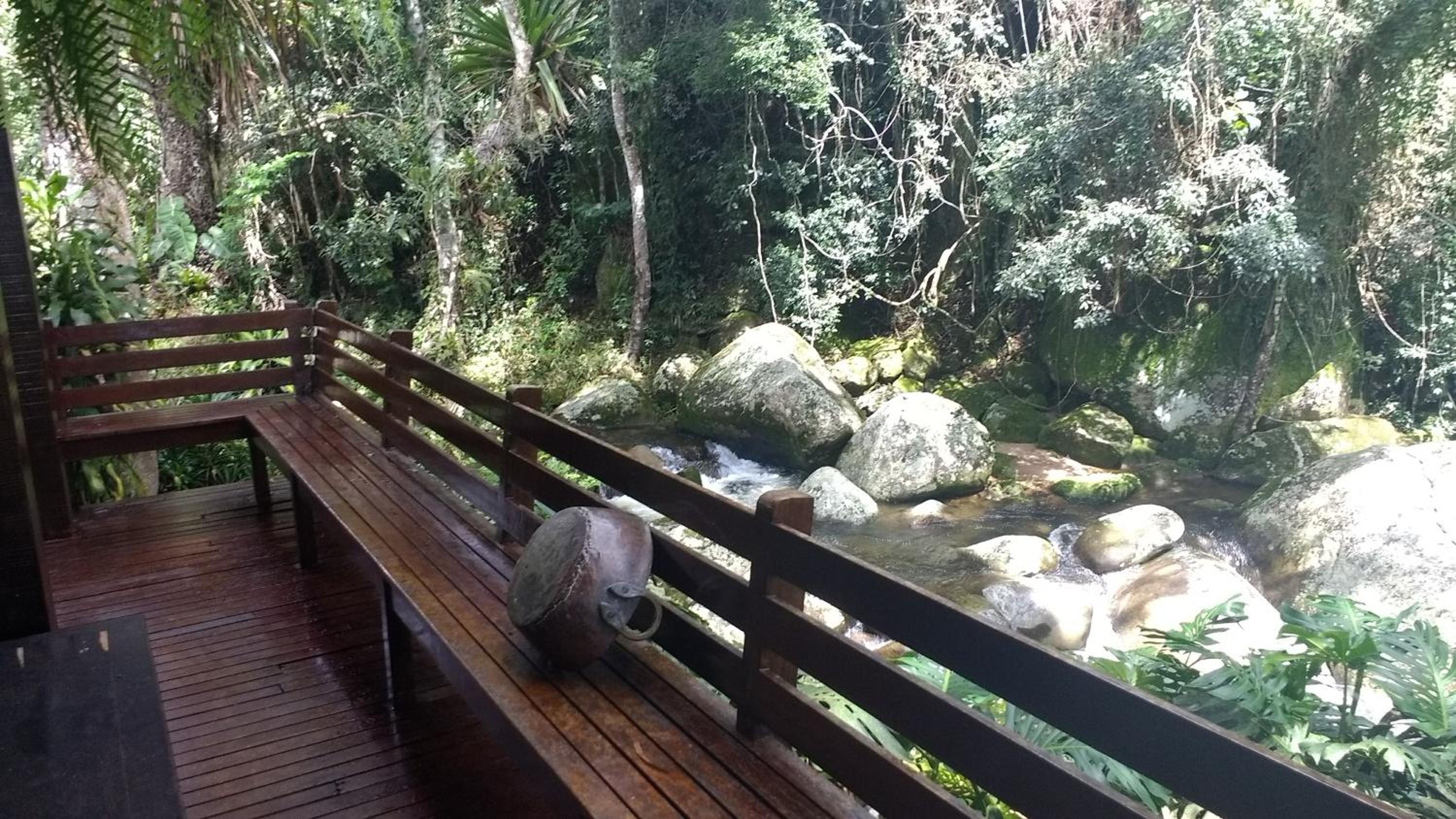 Casa com cachoeira e rio particular