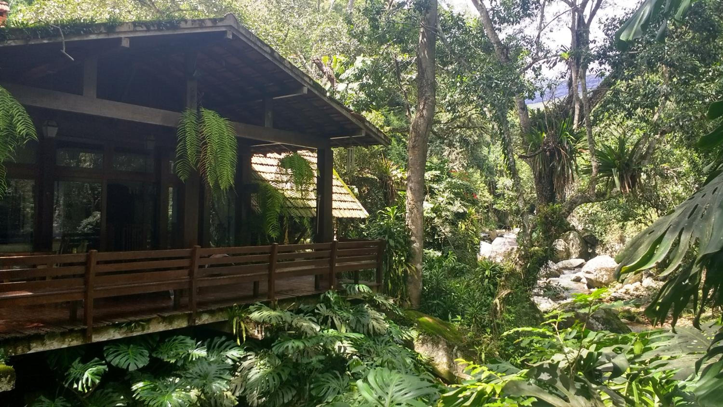 Casa com cachoeira e rio particular