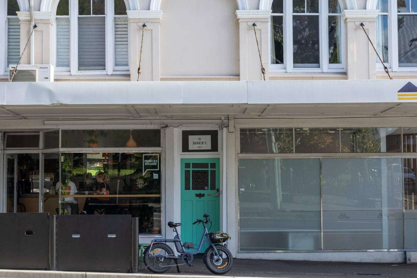 The Banker's Loft - Central Launceston Art Deco Pad