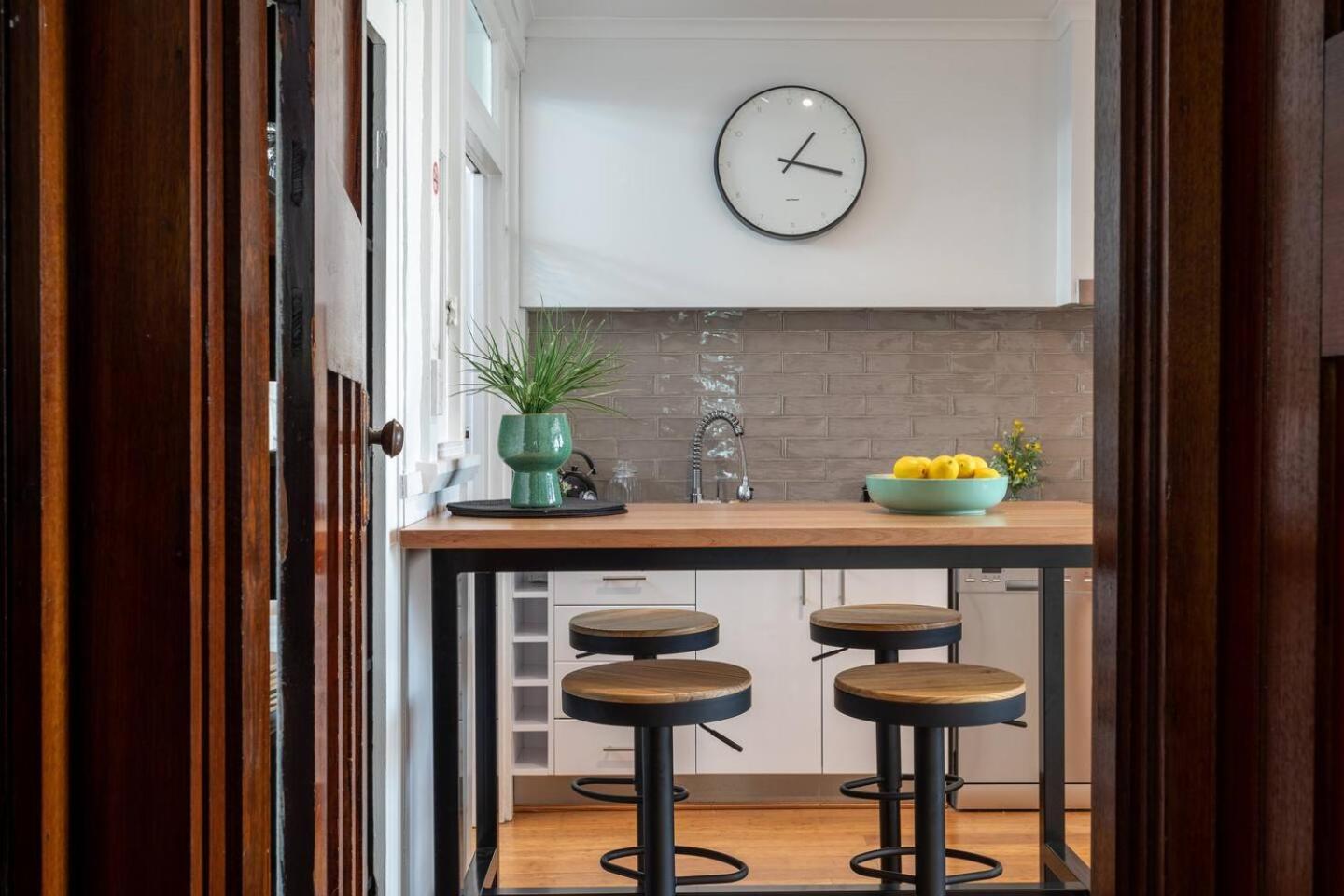 The Banker's Loft - Central Launceston Art Deco Pad