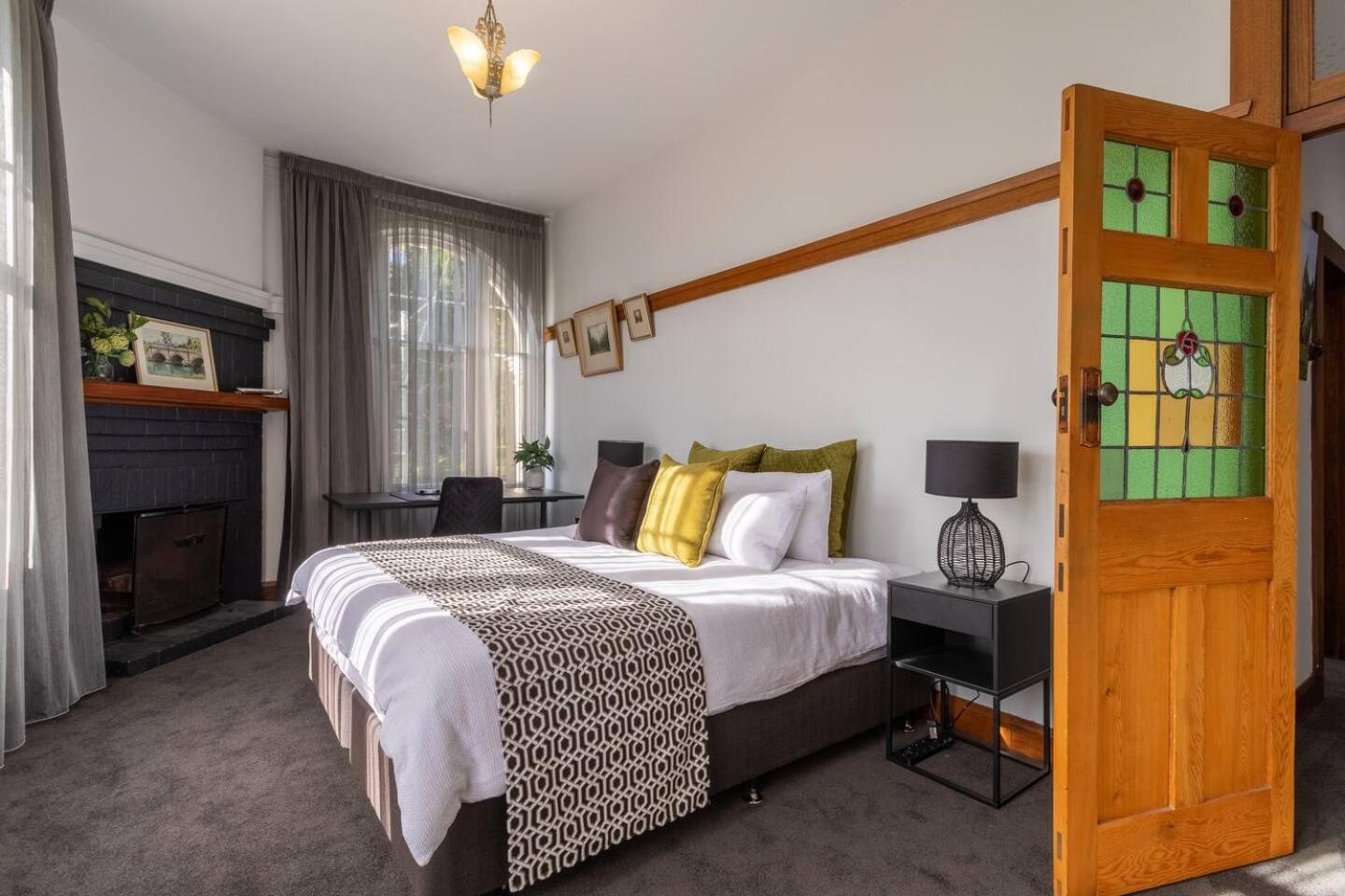The Banker's Loft - Central Launceston Art Deco Pad