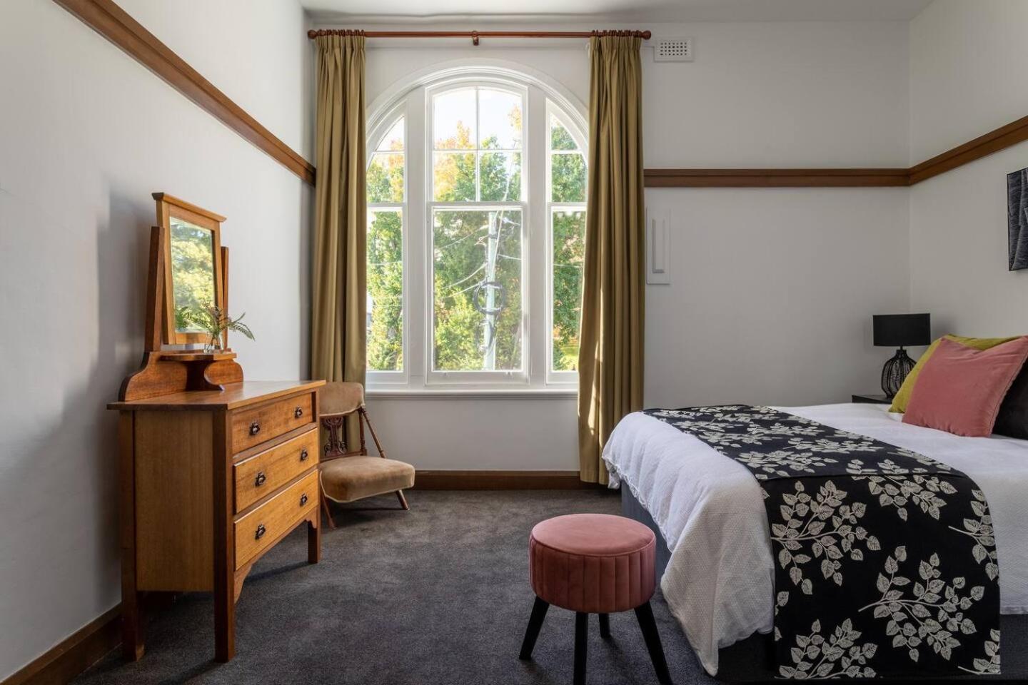 The Banker's Loft - Central Launceston Art Deco Pad