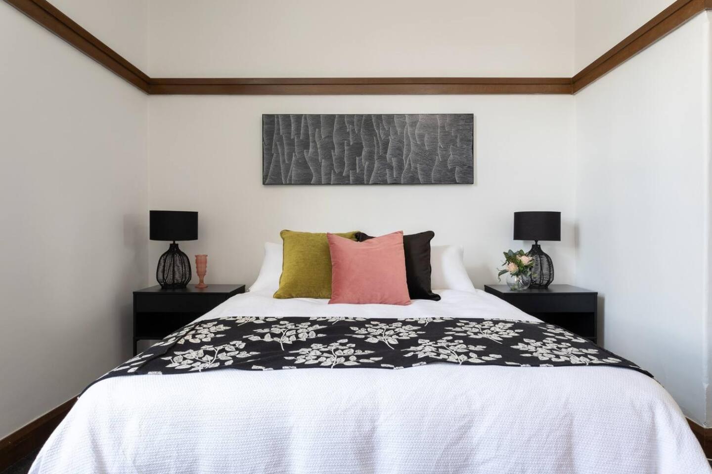 The Banker's Loft - Central Launceston Art Deco Pad