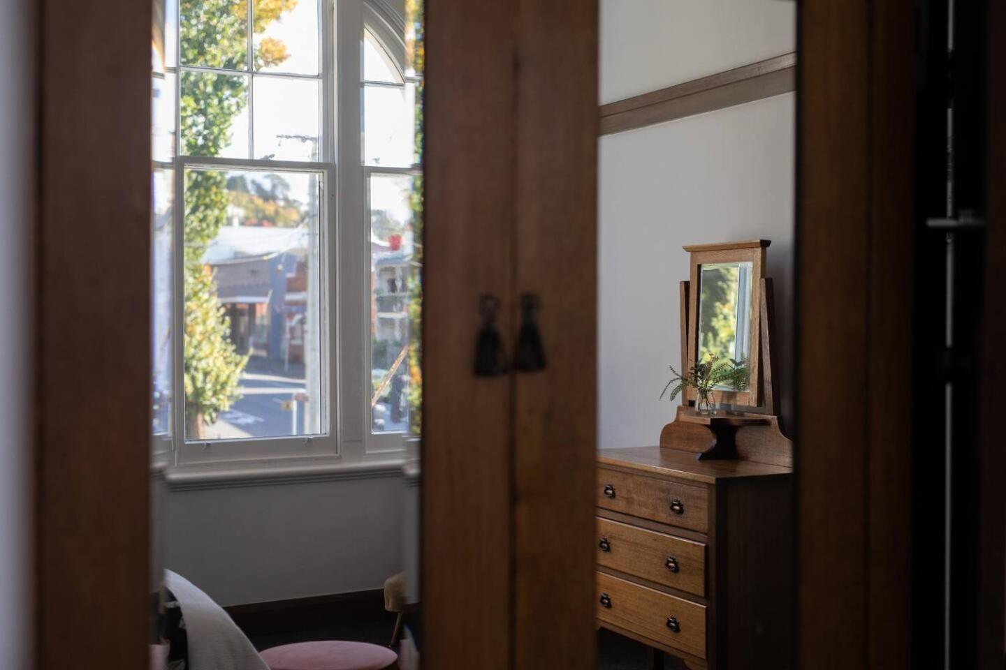 The Banker's Loft - Central Launceston Art Deco Pad