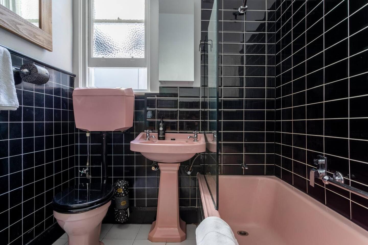 The Banker's Loft - Central Launceston Art Deco Pad