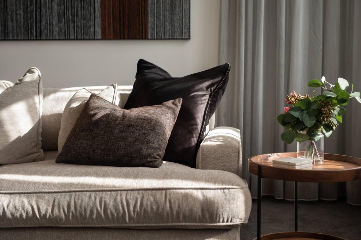 The Banker's Loft - Central Launceston Art Deco Pad