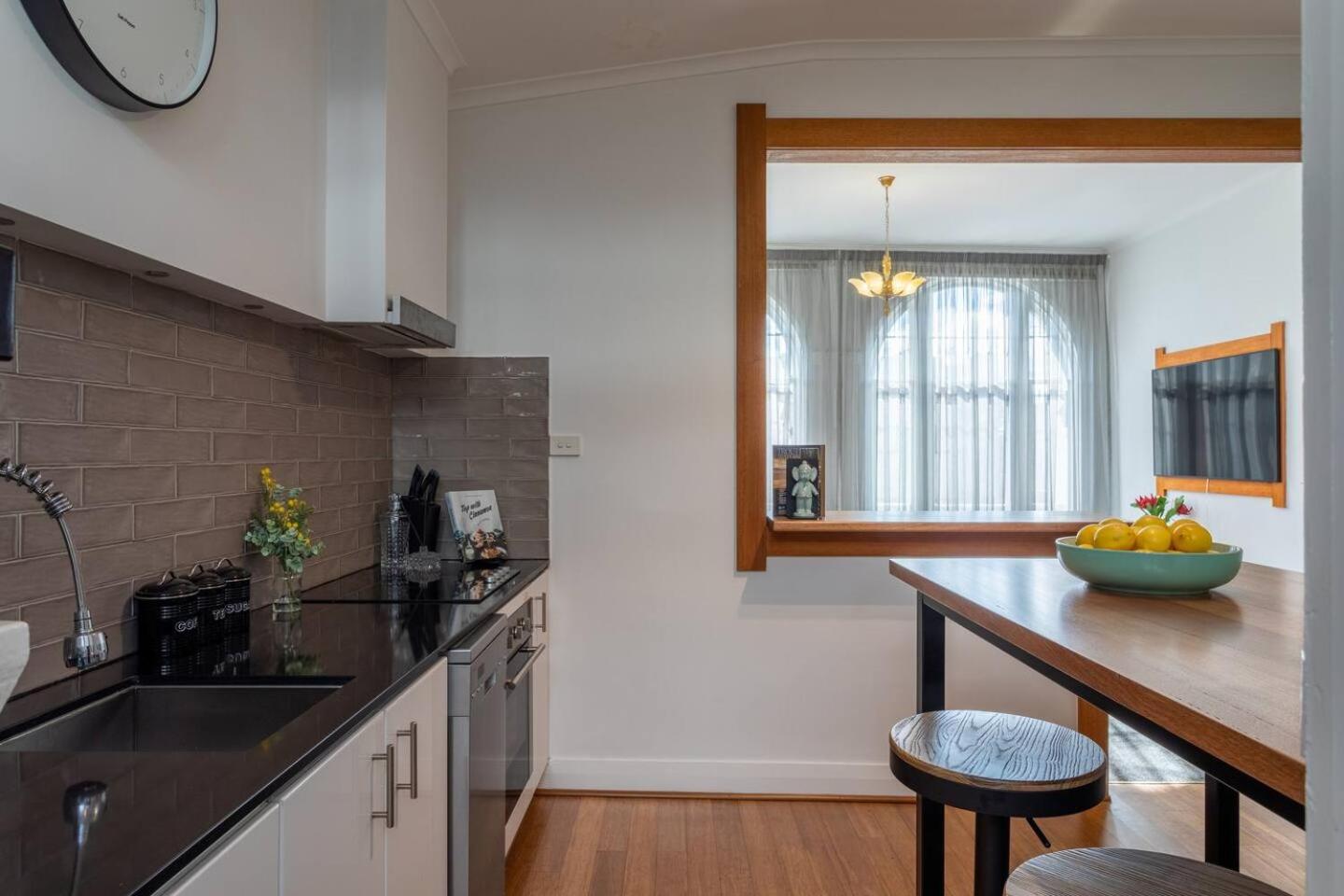 The Banker's Loft - Central Launceston Art Deco Pad