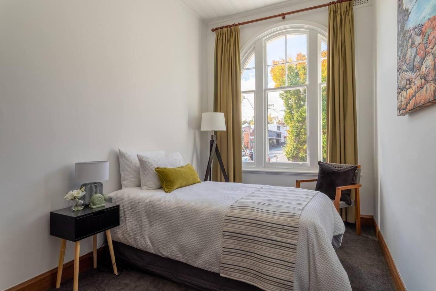 The Banker's Loft - Central Launceston Art Deco Pad