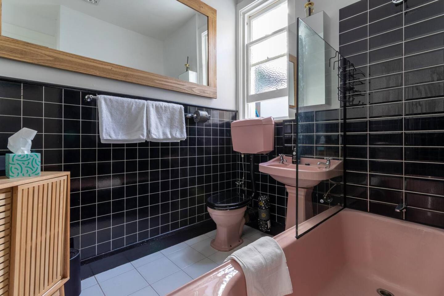 The Banker's Loft - Central Launceston Art Deco Pad