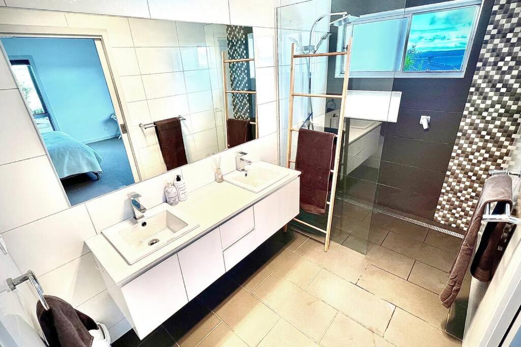 Allawah - 5 bedroom luxury home with a pool