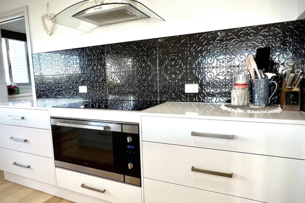 Allawah - 5 bedroom luxury home with a pool