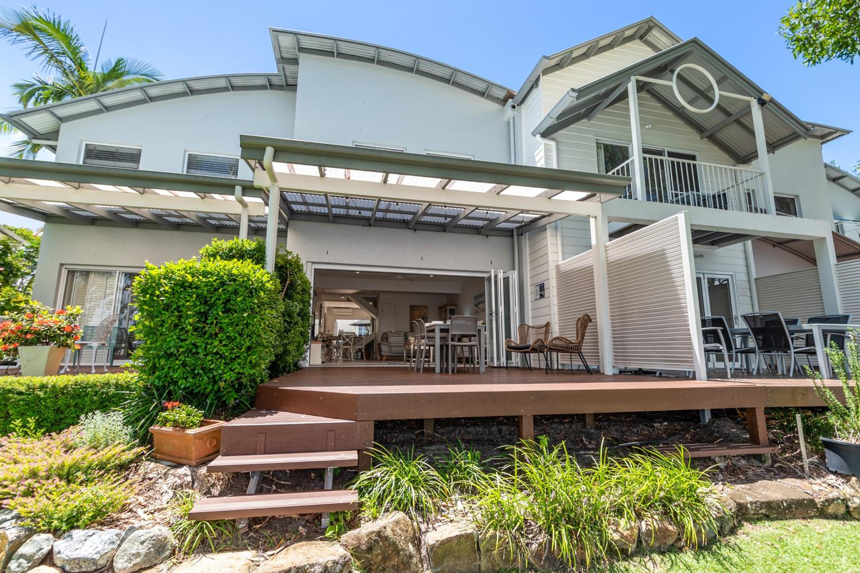 Hotel Noosa Entrance Waterfront Resort - Image 1