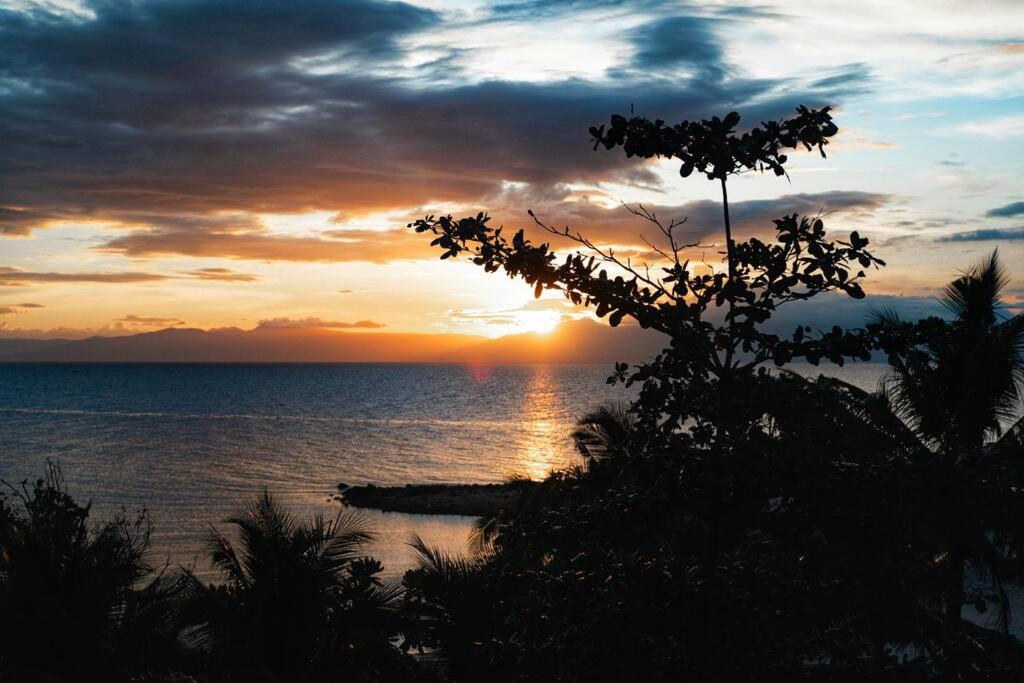 Beachfront Pool Villa, 12 Min to Kawasan Falls - The Verge Cebu view 5