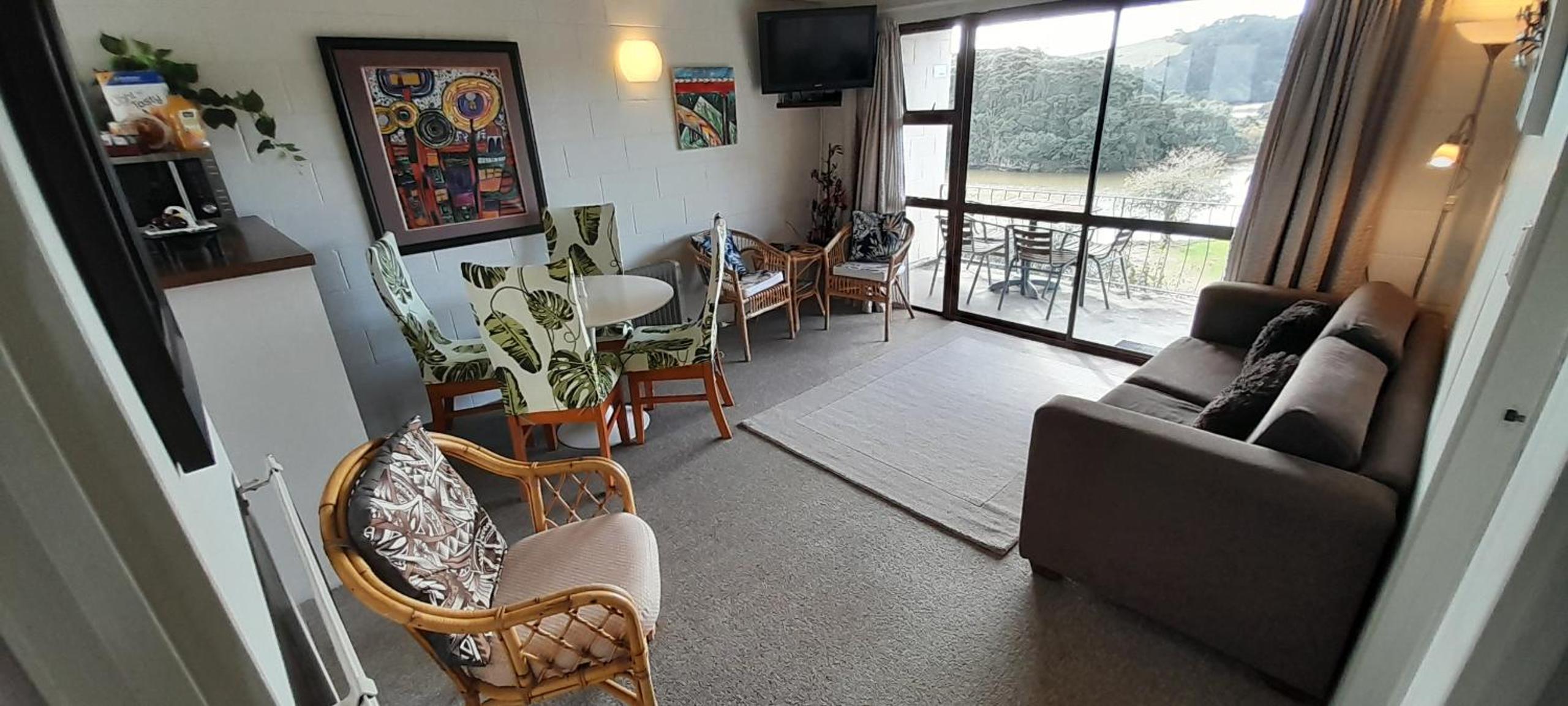 Waterfalls Estate - Motel & Campground