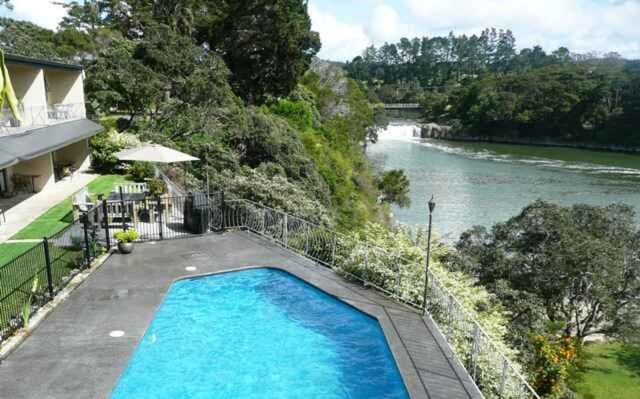 Waterfalls Estate - Motel & Campground