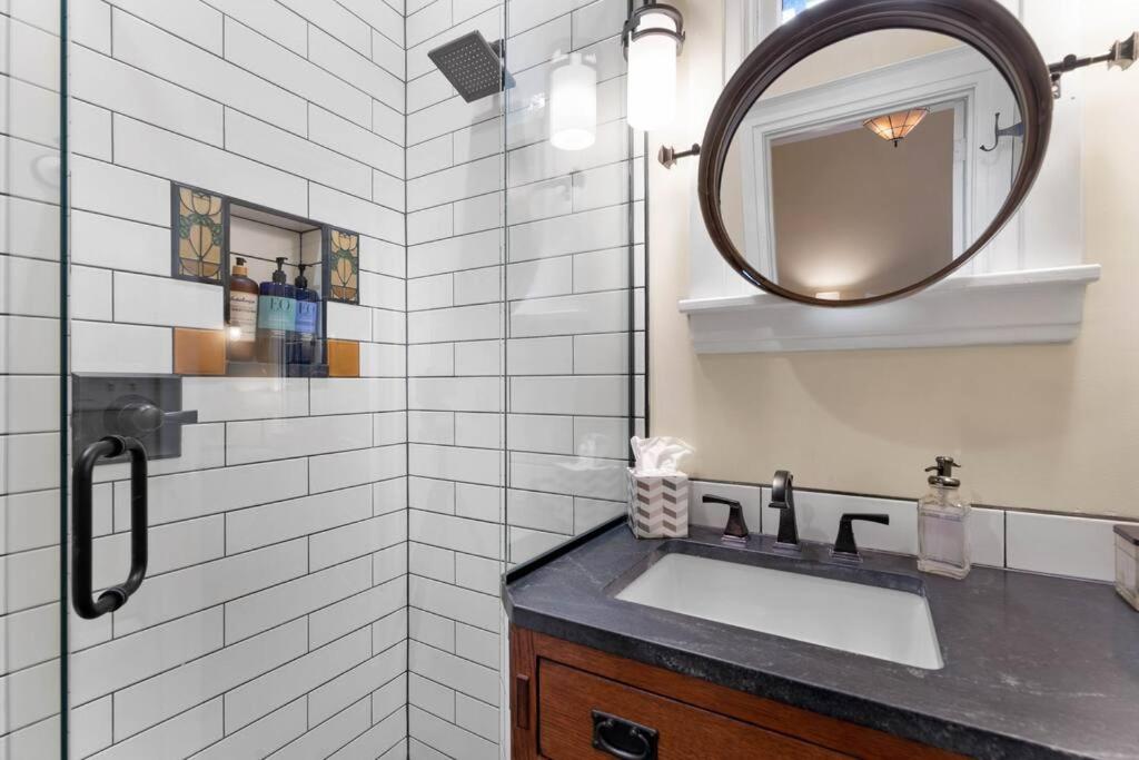 3BR Home Large Kitchen Mins To DwnTwn view 3