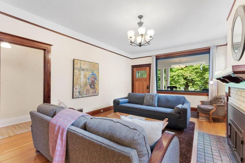 3BR Home Large Kitchen Mins To DwnTwn view 4