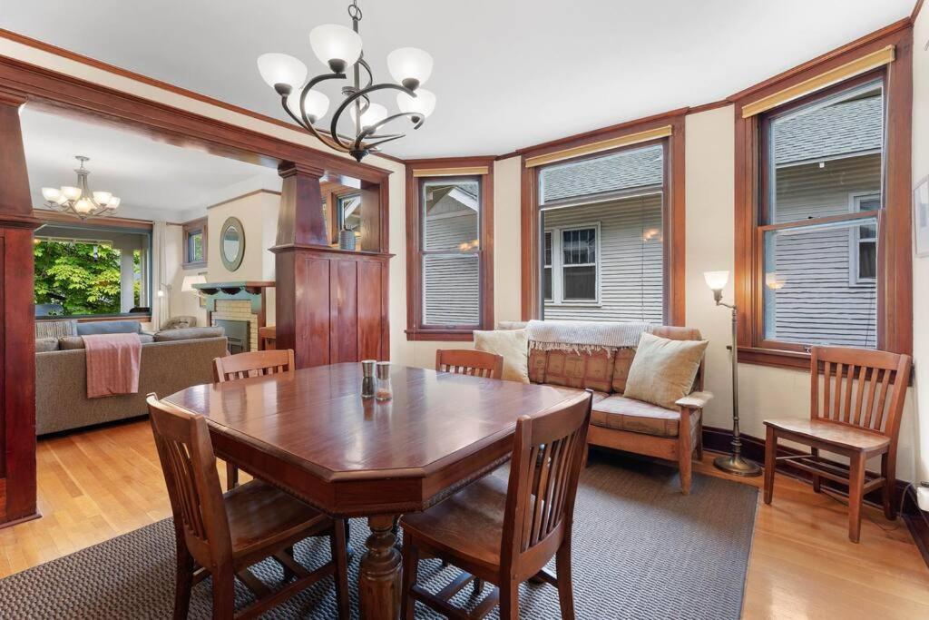 3BR Home Large Kitchen Mins To DwnTwn view 5