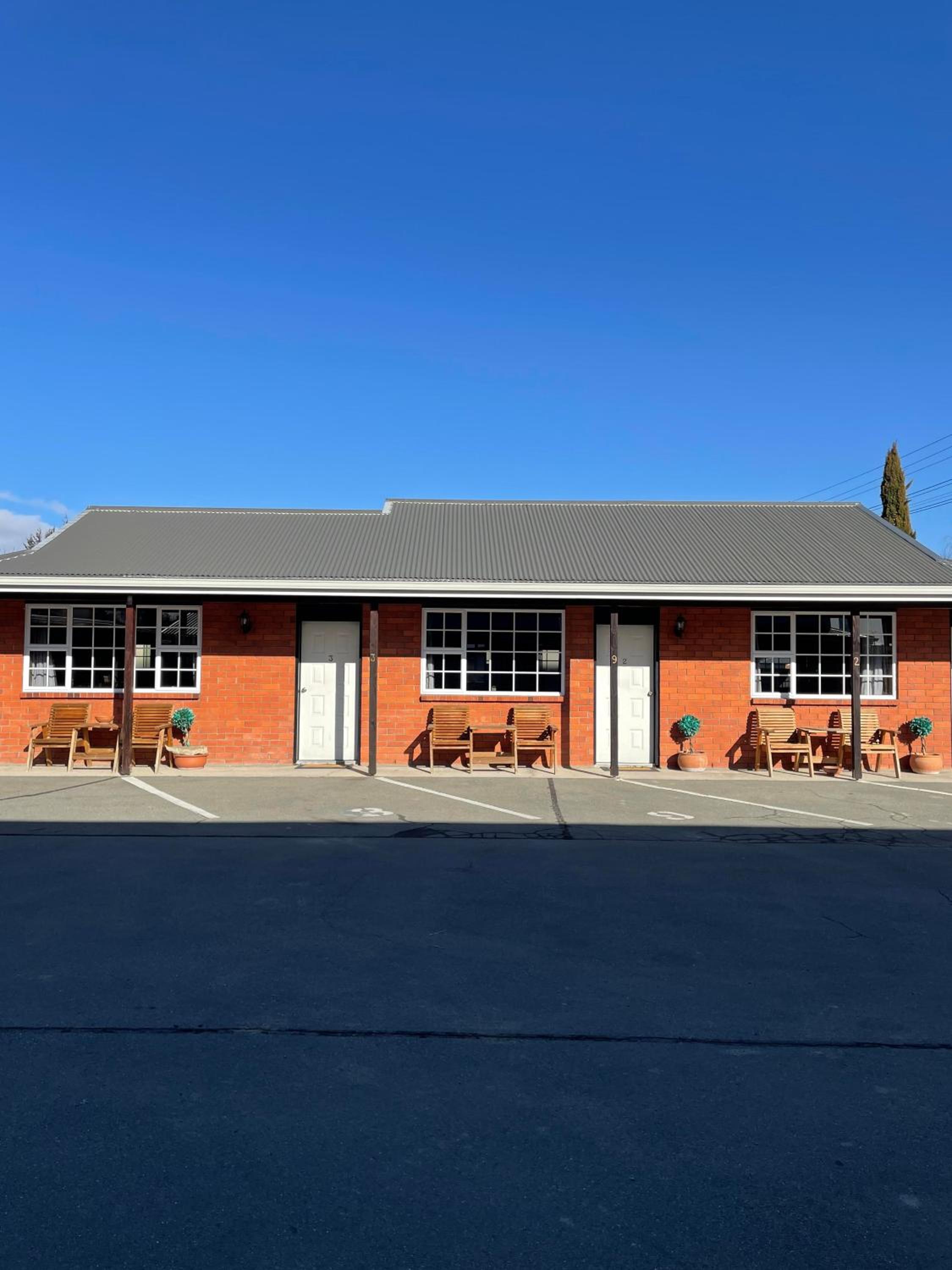 Colonial Motel