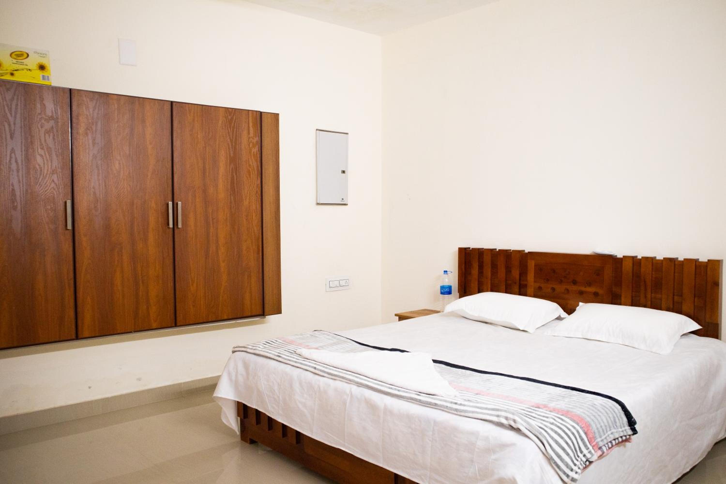 Salalah Enclave - 3 AC Bedroom House at Vytilla, Kochi view 4