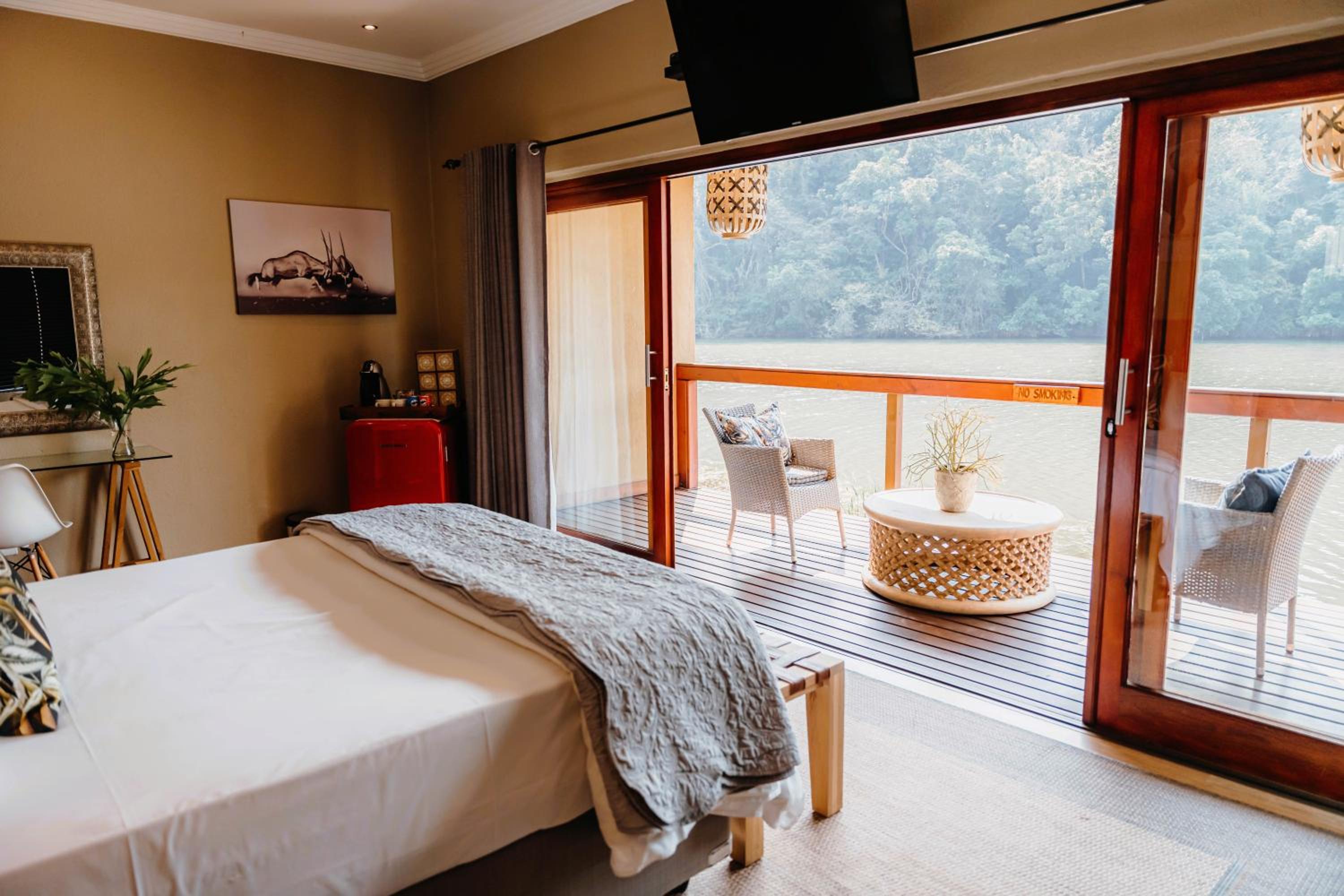 Bambuu Lakeside Lodge