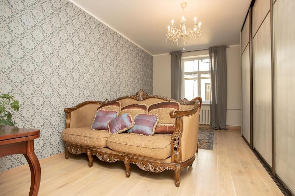 Silent, Classic style flat by Gertrudes church