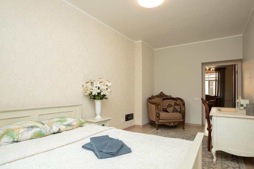 Silent, Classic style flat by Gertrudes church