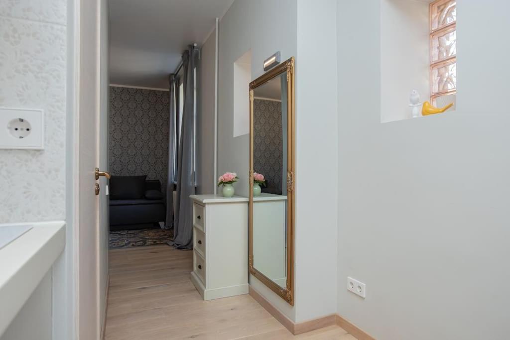 Silent, Classic style flat by Gertrudes church
