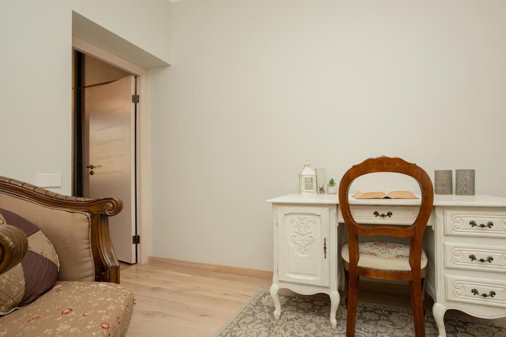 Silent, Classic style flat by Gertrudes church