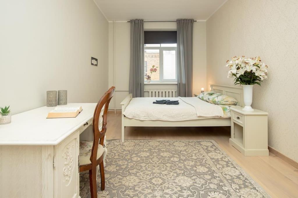 Silent, Classic style flat by Gertrudes church