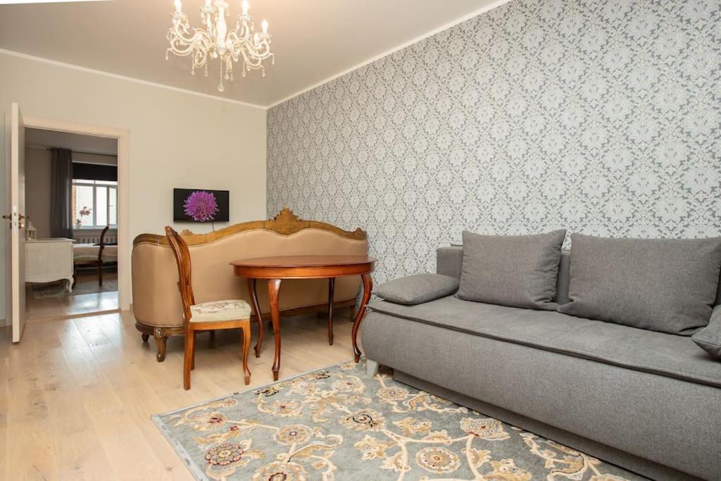 Silent, Classic style flat by Gertrudes church