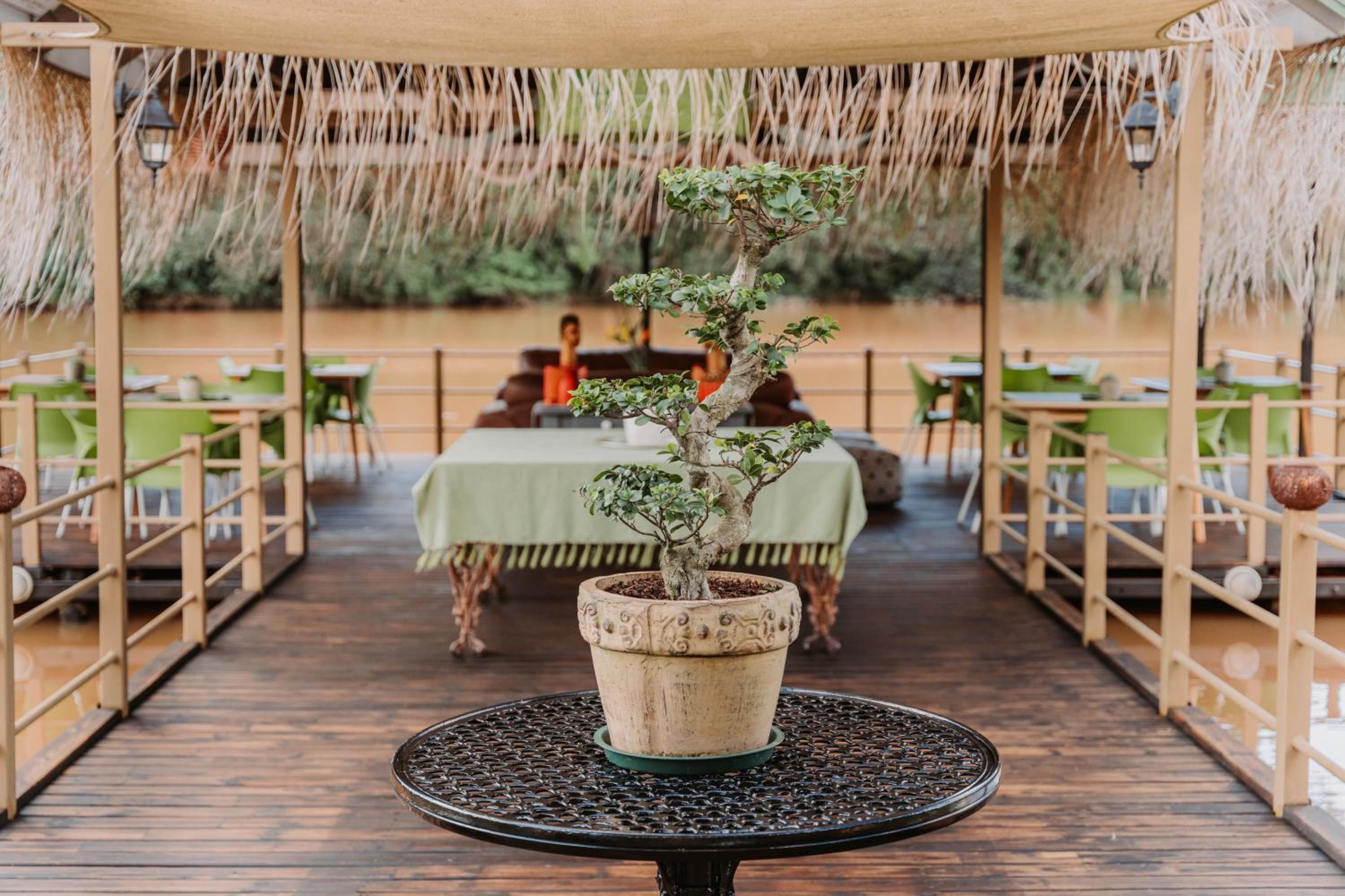 Bambuu Lakeside Lodge