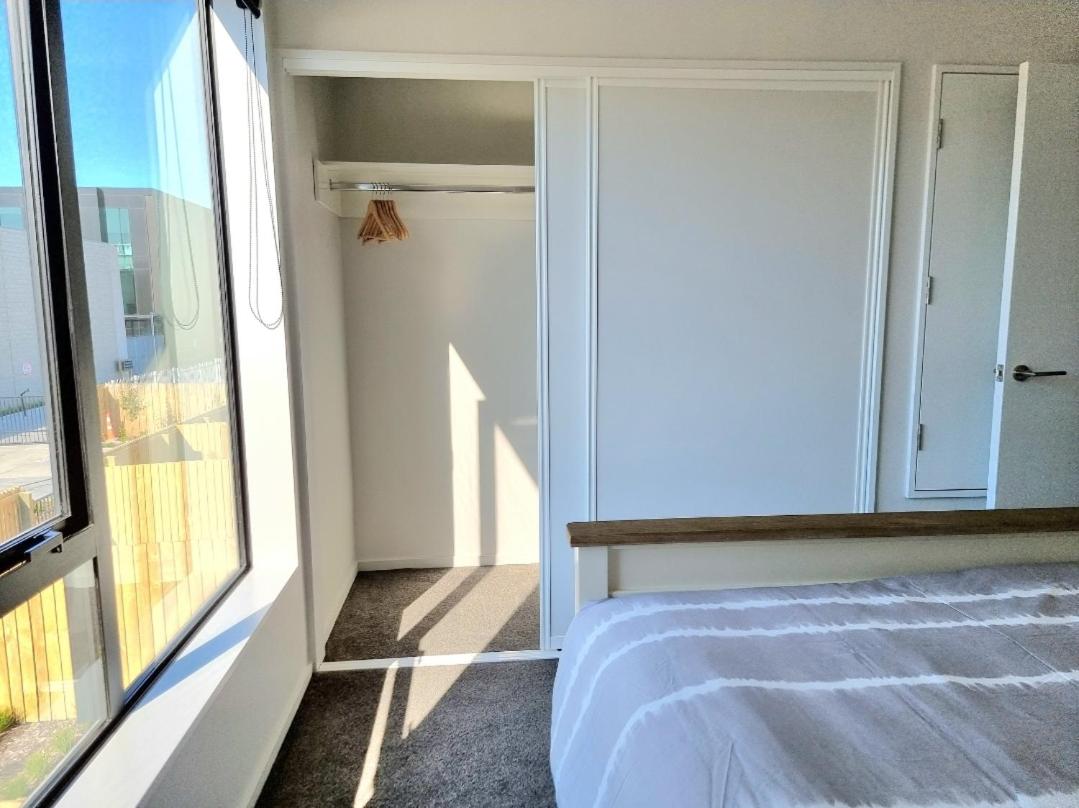 Addington townhouse with carpark 8mins walk to Hagley park south