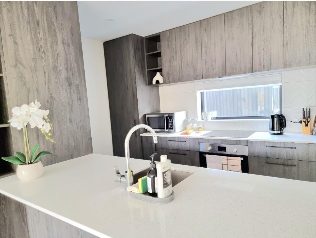 Addington townhouse with carpark 8mins walk to Hagley park south