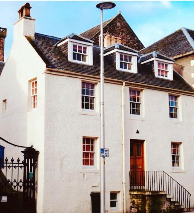 Jacobite's Retreat, 17th century cottage in the heart of Inverness
