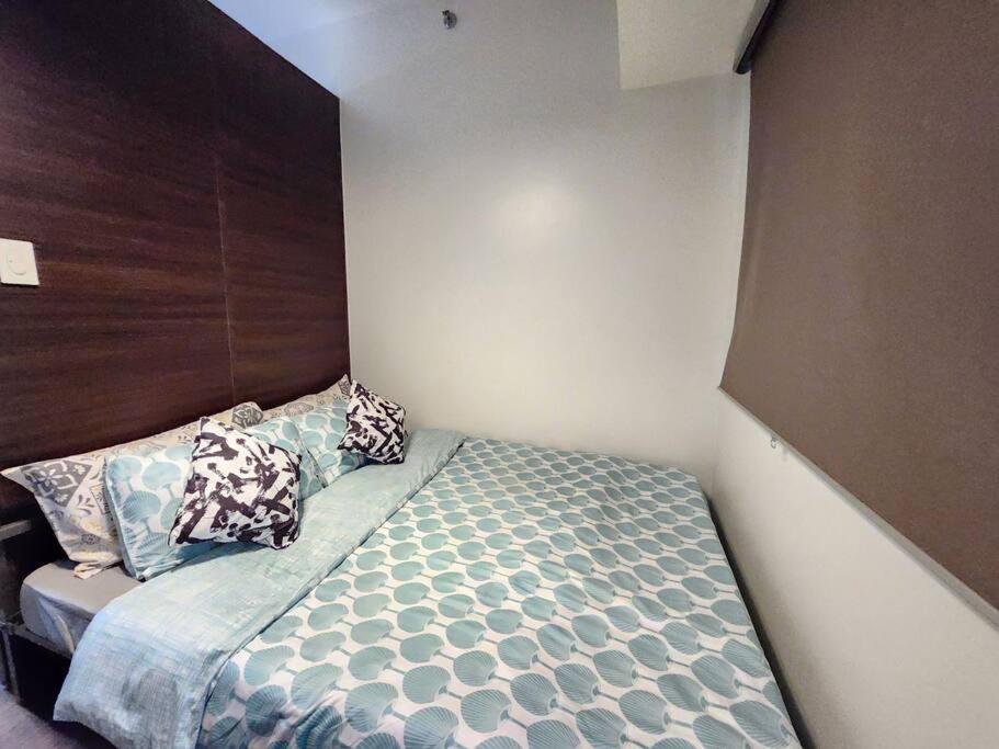 Makati CBD One Bedroom with Balcony and Pool View near Ayala and Buendia view 4
