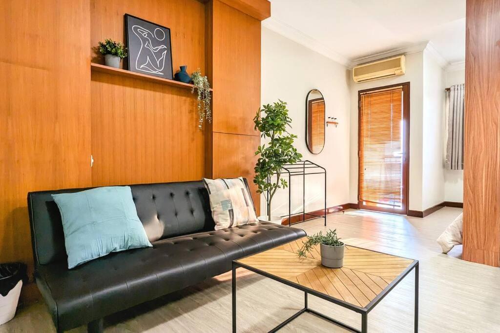 Cottonwood Midcentury Apartment at Majesty 811 view 4
